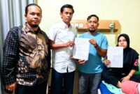 Korban Rini Siregar Menunjukan Dokumen Laporan Terkait Penangan Perkara, Didampingi Kuasa Hukum Yang Tengah Menjalani Perawatan Di Rumah Sakit. Historia88/A.Panggabean