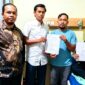 Korban Rini Siregar Menunjukan Dokumen Laporan Terkait Penangan Perkara, Didampingi Kuasa Hukum Yang Tengah Menjalani Perawatan Di Rumah Sakit. Historia88/A.Panggabean