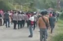 Petugas melakukan penertiban terhadap warga yang diduga terlibat pungutan liar di kawasan wisata Pemandian Air Panas Semangat Gunung, Desa Doulu, Kabupaten Karo.Historia88 Foto: Surbakti