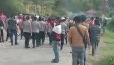 Petugas melakukan penertiban terhadap warga yang diduga terlibat pungutan liar di kawasan wisata Pemandian Air Panas Semangat Gunung, Desa Doulu, Kabupaten Karo.Historia88 Foto: Surbakti