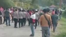 Petugas melakukan penertiban terhadap warga yang diduga terlibat pungutan liar di kawasan wisata Pemandian Air Panas Semangat Gunung, Desa Doulu, Kabupaten Karo.Historia88 Foto: Surbakti