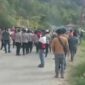 Petugas melakukan penertiban terhadap warga yang diduga terlibat pungutan liar di kawasan wisata Pemandian Air Panas Semangat Gunung, Desa Doulu, Kabupaten Karo.Historia88 Foto: Surbakti