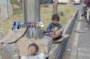 Dua anak tampak beristirahat di atas kardus di kawasan pinggir jalan Prof.HM.Yamin.Foto:Historia88