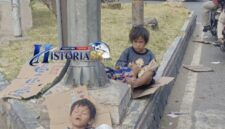 Dua anak tampak beristirahat di atas kardus di kawasan pinggir jalan Prof.HM.Yamin.Foto:Historia88