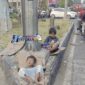 Dua anak tampak beristirahat di atas kardus di kawasan pinggir jalan Prof.HM.Yamin.Foto:Historia88