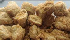 Tahu Sumedang goreng berwarna kuning keemasan dengan tekstur renyah, salah satu camilan khas yang dikenal luas di Indonesia.
Foto: Historia88.com