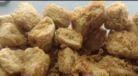 Tahu Sumedang goreng berwarna kuning keemasan dengan tekstur renyah, salah satu camilan khas yang dikenal luas di Indonesia.
Foto: Historia88.com