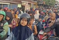 Kemacetan panjang terlihat di kawasan Pasar 6 Tembung menuju Simpang Jodoh. Warga berharap petugas hadir mengatur lalu lintas, terutama pada jam sibuk pagi hari.Foto:Historia88