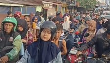 Kemacetan panjang terlihat di kawasan Pasar 6 Tembung menuju Simpang Jodoh. Warga berharap petugas hadir mengatur lalu lintas, terutama pada jam sibuk pagi hari.Foto:Historia88