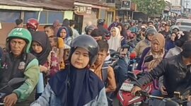 Kemacetan panjang terlihat di kawasan Pasar 6 Tembung menuju Simpang Jodoh. Warga berharap petugas hadir mengatur lalu lintas, terutama pada jam sibuk pagi hari.Foto:Historia88
